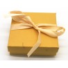 Caixa laço dourada 9x9cm. (12 unid)